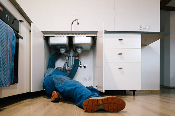 Professional Emergency Plumber technician working in Dos Palos, CA